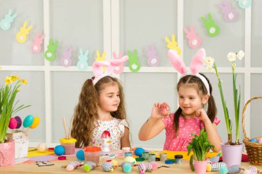 şirin çocukları Paskalya yumurtaları evde boyama.
