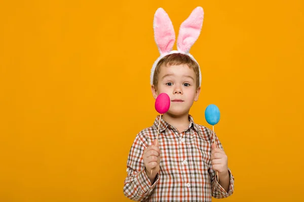Mały chłopiec dziecko z Easter bunny uszy gospodarstwa kolorowych jaj — Zdjęcie stockowe