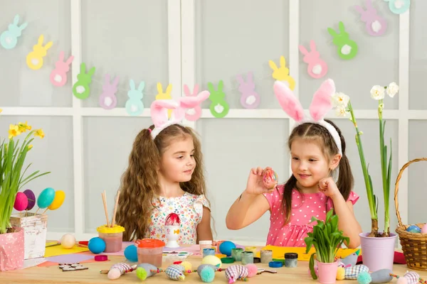 Carino bambini pittura uova di Pasqua a casa . — Foto Stock