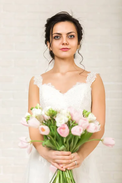 結婚式の花束に美しい花嫁の肖像画 — ストック写真