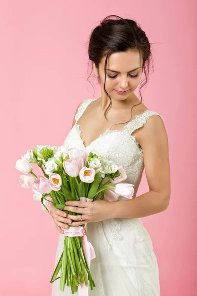 Portret van mooie bruid met Wedding Bouquet — Stockfoto