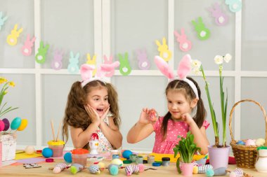 şirin çocukları Paskalya yumurtaları evde boyama.