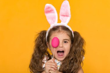 Paskalya tavşan kulakları renkli yumurta holding ile sevimli küçük kız