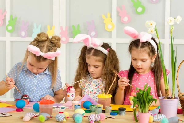 Carino bambini pittura uova di Pasqua a casa . — Foto Stock