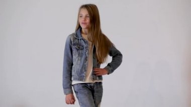 Şirin çocuk fotoğraf stüdyosu poz.