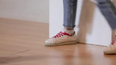 Stüdyo photoshoot sırasında küp üzerinde oturan bir kız bacakları.