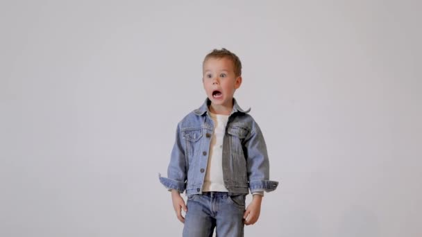 Niño lindo posando en el estudio de fotos . — Vídeo de stock