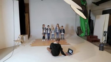 Mutlu çocuk photo studio poz fotoğraflarını fotoğrafçı.
