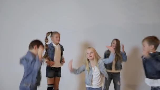 Niños posando, bailando y saltando en estudio fotográfico. Sesión de fotos para niños — Vídeos de Stock