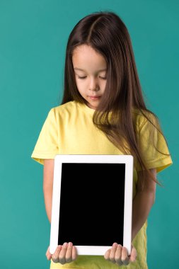 küçük kız boş tablet bilgisayar holding