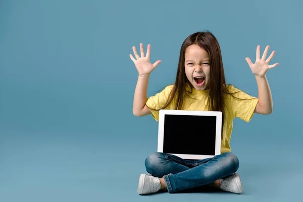 Menina segurando um computador tablet em branco — Fotografia de Stock