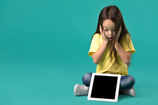 Menina segurando um computador tablet em branco — Fotografia de Stock