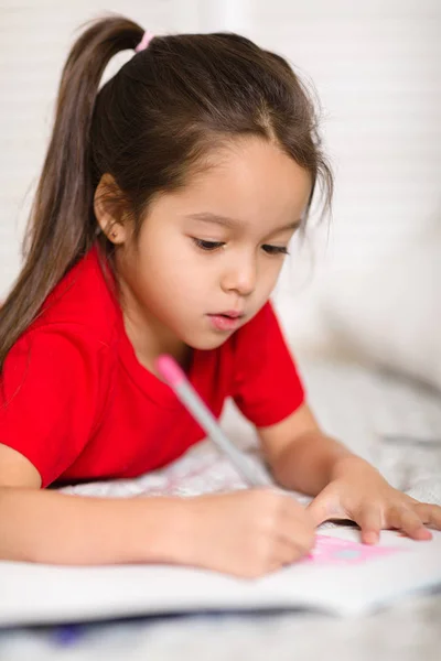 Kind meisje trekt met potloden thuis — Stockfoto
