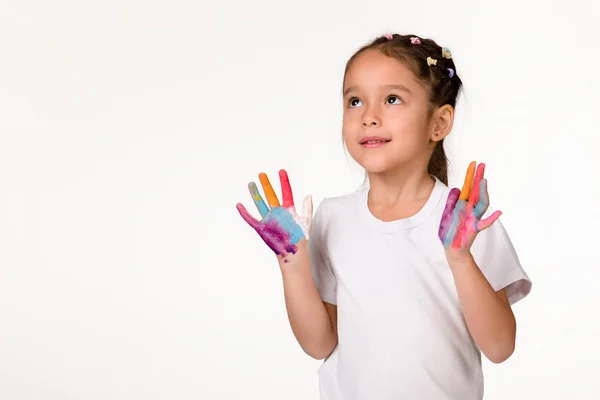 Dziecko dziewczynka z rąk malowane w kolorowe farby — Zdjęcie stockowe
