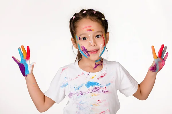 Menina criança com as mãos pintadas em tinta colorida — Fotografia de Stock