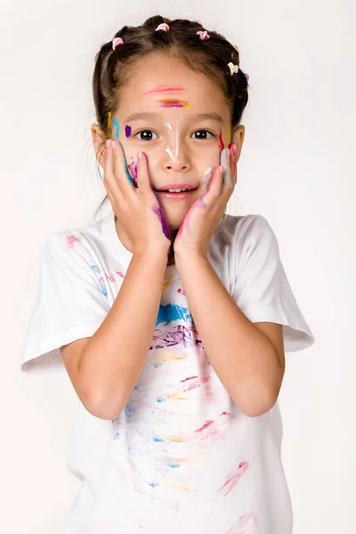 Kleines Mädchen mit mit bunten Farben bemalten Händen — Stockfoto