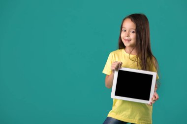 küçük kız boş tablet bilgisayar holding