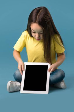 küçük kız boş tablet bilgisayar holding