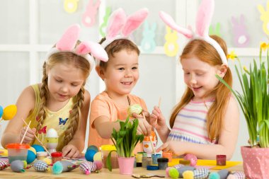 şirin çocukları Paskalya yumurtaları evde boyama.