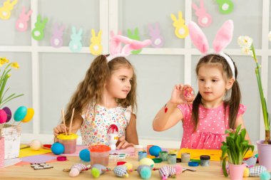 şirin çocukları Paskalya yumurtaları evde boyama.