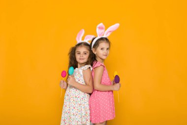 renkli yumurta tutan Paskalya tavşan kulaklı küçük kızlar