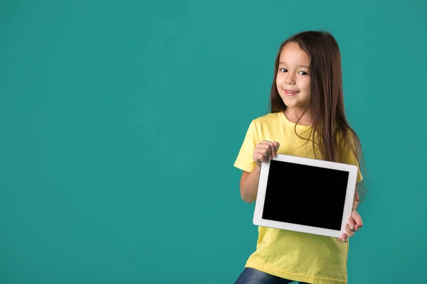 Menina segurando um computador tablet em branco — Fotografia de Stock