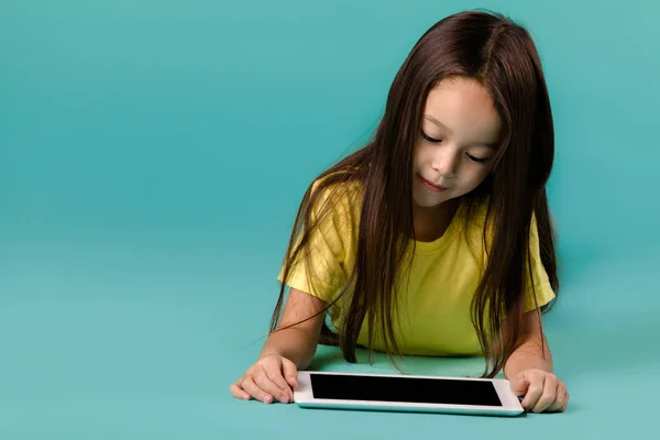 Menina segurando um computador tablet em branco — Fotografia de Stock