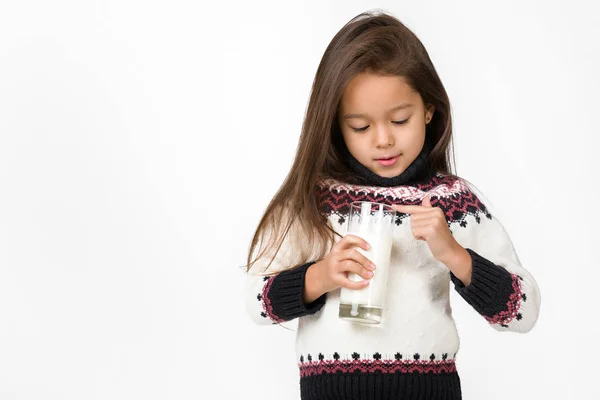 Dziecko dziewczynka trzymając szklankę mleka na białym tle — Zdjęcie stockowe