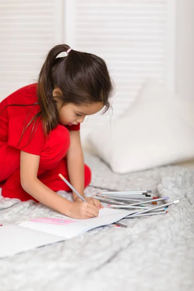 Menina criança desenha com lápis em casa — Fotografia de Stock