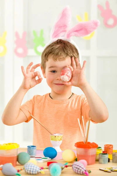 Mały chłopiec dziecko z Easter bunny uszy pisanki — Zdjęcie stockowe