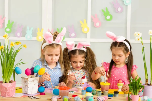Carino bambini pittura uova di Pasqua a casa . — Foto Stock