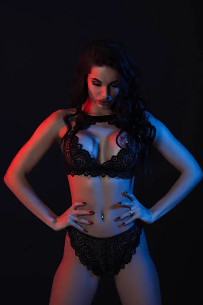 Sexy vrouw in lace zwart sensuele lingerie met lang krullend haar — Stockfoto