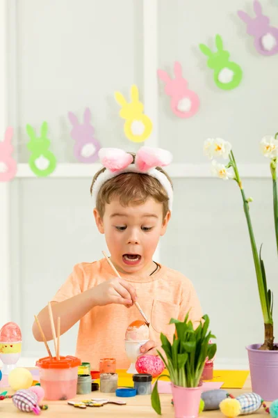 Bambino bambino con le orecchie di coniglio di Pasqua pittura uova di Pasqua — Foto Stock