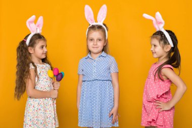 renkli yumurta tutan Paskalya tavşan kulaklı küçük kızlar