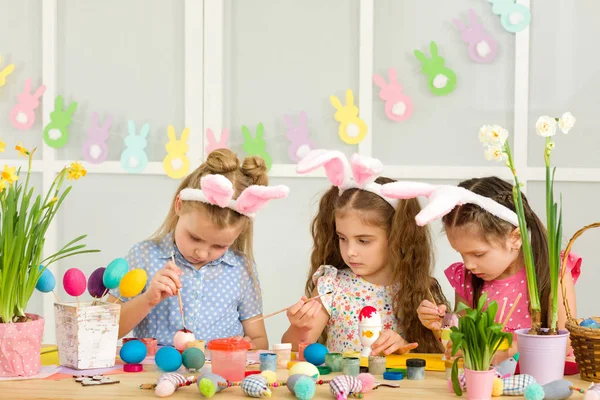 şirin çocukları Paskalya yumurtaları evde boyama.