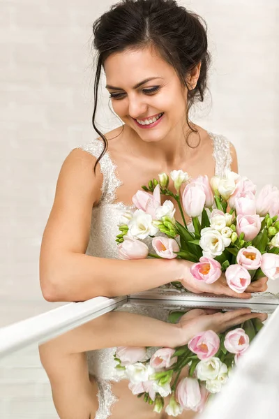 結婚式の花束に美しい花嫁の肖像画 — ストック写真