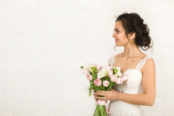 Portret van mooie bruid met Wedding Bouquet — Stockfoto