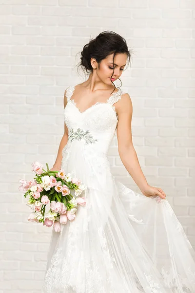 Ritratto di Bella Sposa con Bouquet da Sposa — Foto Stock