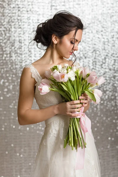 Portrait of beautiful bride with wedding bouquet — Stock Photo, Image