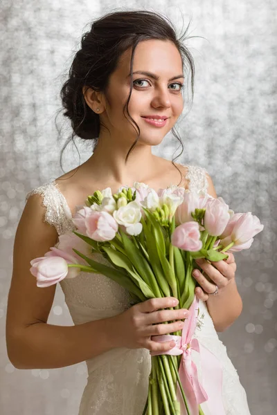 Portrait of beautiful bride with wedding bouquet — Stock Photo, Image