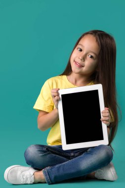 küçük kız boş tablet bilgisayar holding
