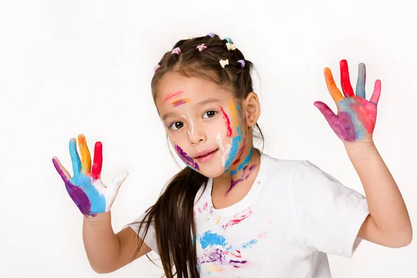 Niña con las manos pintadas en pintura colorida —  Fotos de Stock