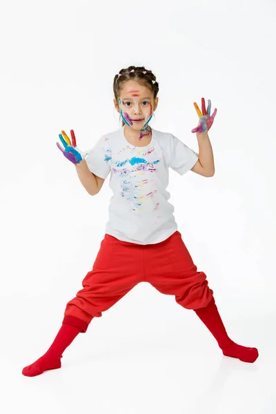 Kind meisje met handen geschilderd in kleurrijke verf — Stockfoto