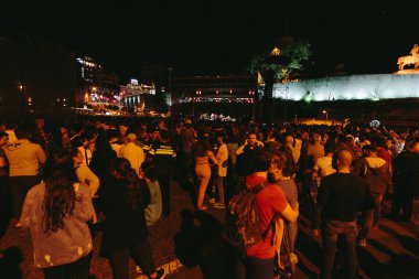 Tiflis, Georgia akşamları meydanda insanlar