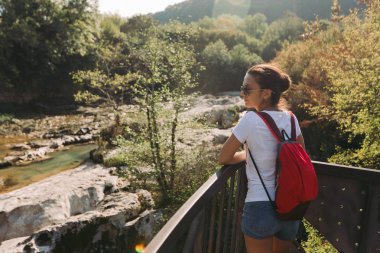 sırt çantası yürüyüş ile kadın turist
