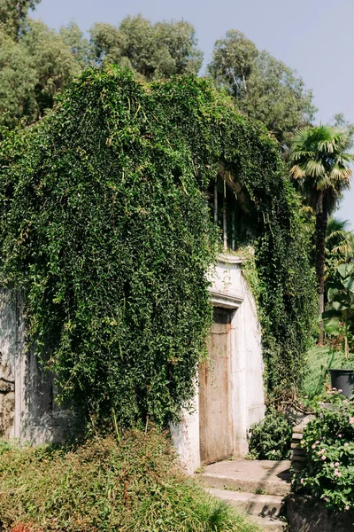 Botanik bahçesinde güzel eski taş ev — Stok fotoğraf