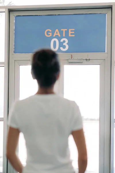 Frau steht vor Gate in Flughafen — Stockfoto