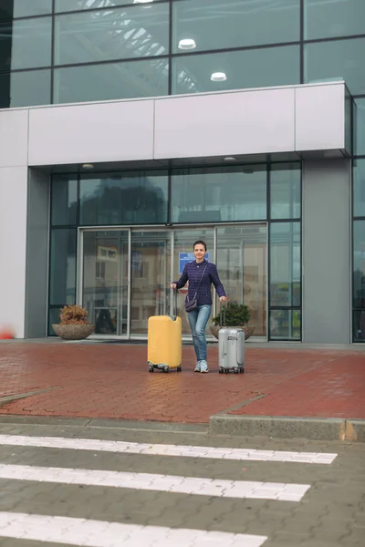 Junge Frau läuft mit Koffer in Flughafen — Stockfoto