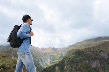 Kafkasya Dağları 'na karşı bir sırt çantası ile turist adam