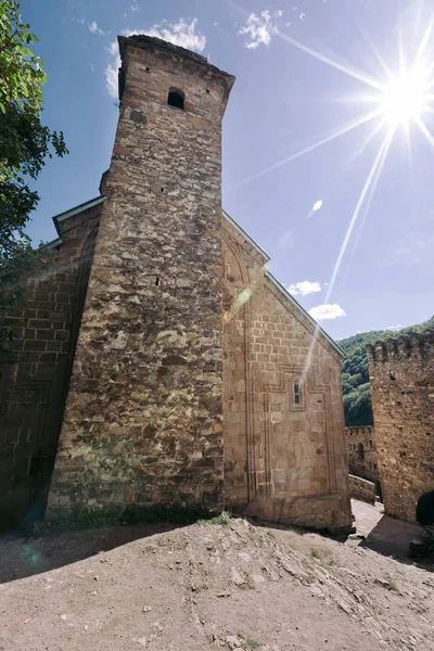 Церковь и крепость Ананури в Грузии — стоковое фото